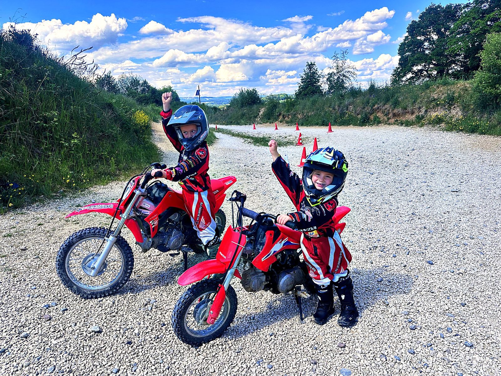 Kinder Motocross ab 4 Jahren: Kinder auf Honda-Kindermotorrädern beim Start
