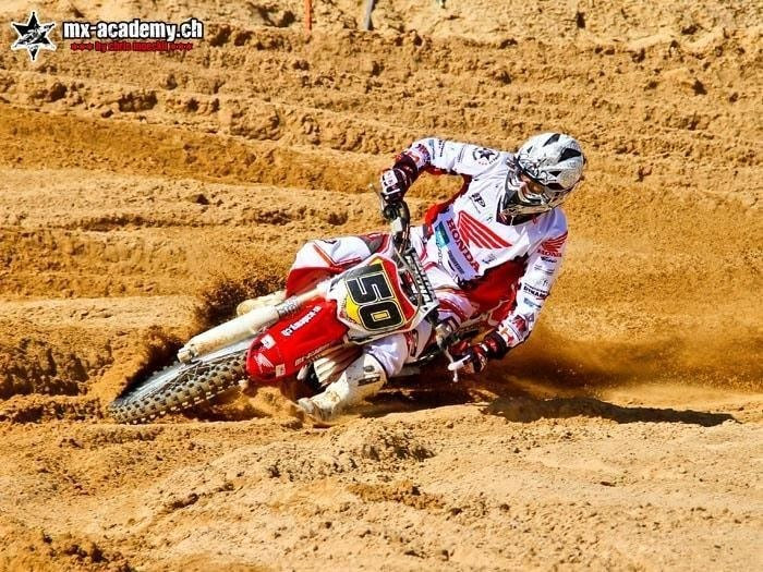 Motocross Training für Fortgeschrittene: Fahrer mit Startnummer 50 in der Sandkurve